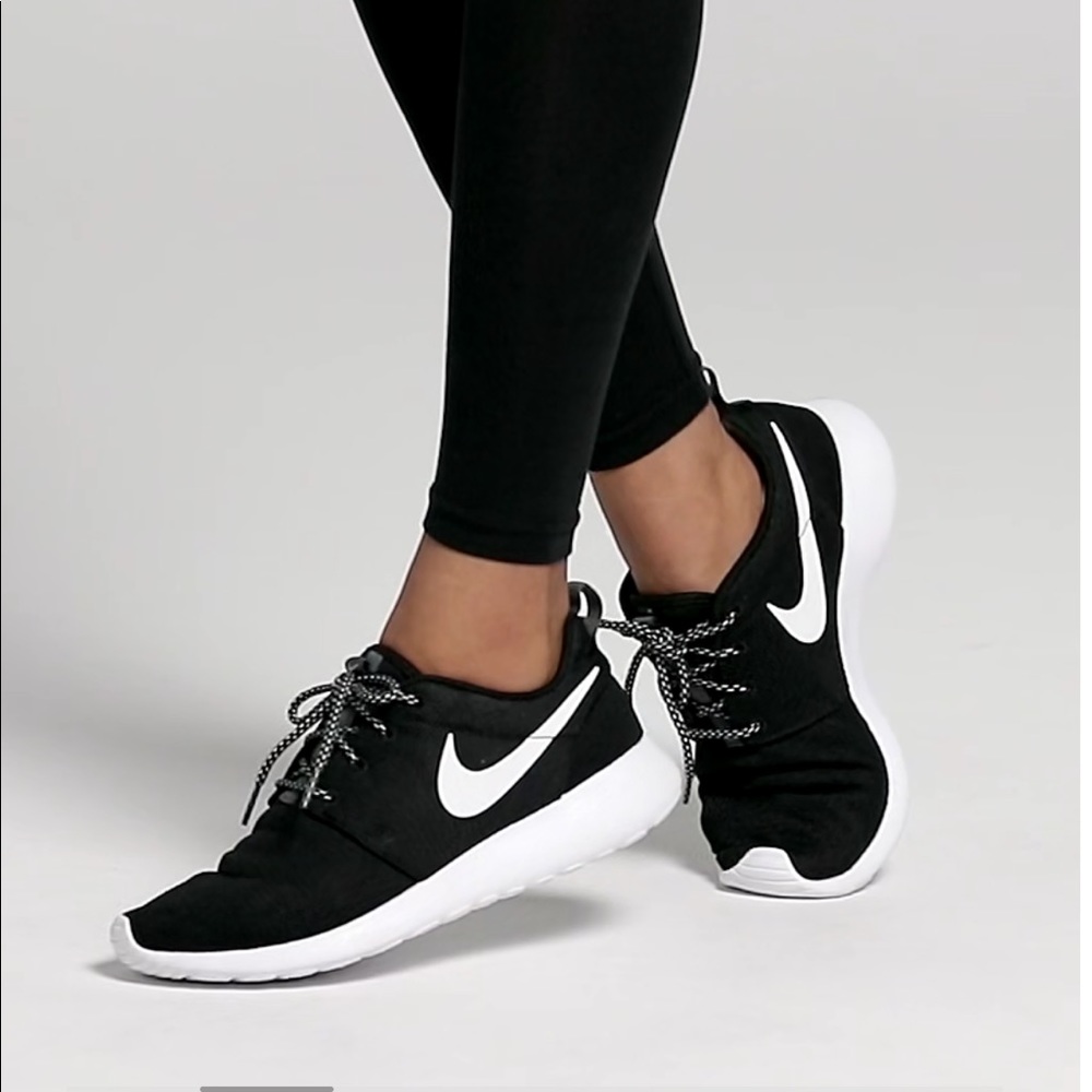 $35 OFF!! NIKE ROCHE WOMENS! SUPER LIGHTWEIGHT! :)